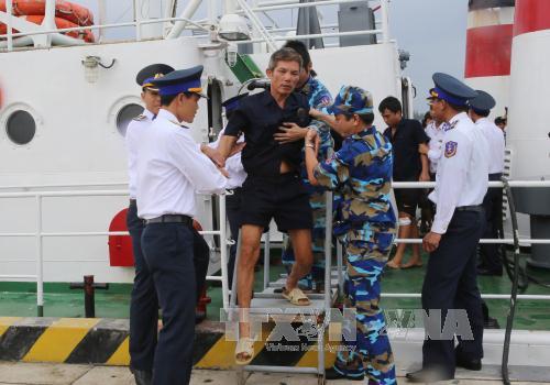 Quảng Trị Đưa 10 thuyền viên của tàu An Phú Khang vào đất liền an toàn